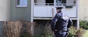 Die Erdgeschosswohnung am Humboldtring, in der das Feuer ausbrach. Auf dem Rasen liegen verbrannte Kleidungsstücke.