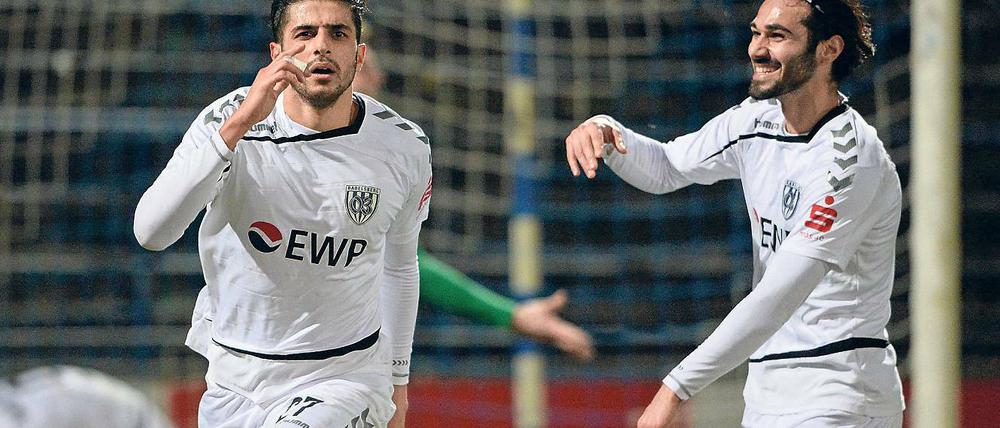 Seht her, ich kann’s doch. Erdal Akdari besorgte das 2:0 für den SVB – ganz zur Freude von Apo Beyazit, der selbst zwei riesige Chancen zum 3:0 hatte.