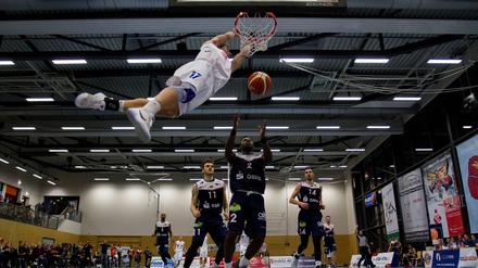 Die Trauben hängen hoch, sind aber nicht unerreichbar. Der RSV – hier sorgt Dennis Teucher für einen Dunk – geht mit vier Punkten Rückstand auf einen Nichtabstiegsplatz in die Playdowns. Das stellt eine anspruchsvolle, wenngleich lösbare Aufgabe dar.