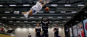 Die Trauben hängen hoch, sind aber nicht unerreichbar. Der RSV – hier sorgt Dennis Teucher für einen Dunk – geht mit vier Punkten Rückstand auf einen Nichtabstiegsplatz in die Playdowns. Das stellt eine anspruchsvolle, wenngleich lösbare Aufgabe dar.