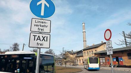 Umgeparkt. Nur Busse und Taxis dürfen noch vor den Bahnhof.