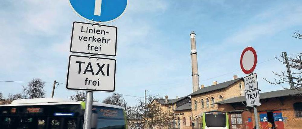 Umgeparkt. Nur Busse und Taxis dürfen noch vor den Bahnhof.