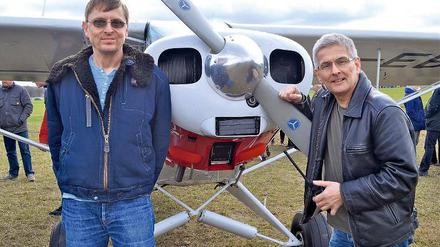 In die Luft gegangen. Flughafenmanager Elmar Kleinert (rechts) und der Unternehmer Ralph Seefeld wollen auf einem märkischen Acker gerne öfter starten.