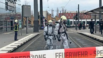 Zur Sicherheit. Die Feuerwehr durchsuchte den Bahnhof in Schutzanzügen.