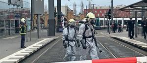 Zur Sicherheit. Die Feuerwehr durchsuchte den Bahnhof in Schutzanzügen.