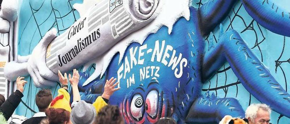 Bitte mal checken. Stimmt es wirklich, dass der künftige Bundespräsident Frank-Walter Steinmeier in einem Schloss mit tausend Zimmern wohnen wird? Über diese und andere Fake News regen sich die Menschen auf, nicht nur beim Karnevalsumzug.