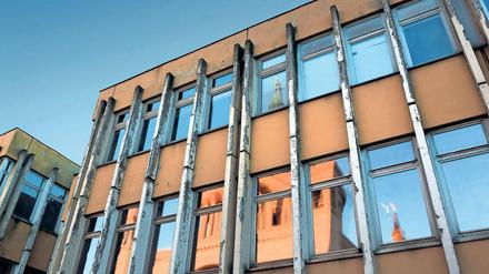 Spieglein, Spieglein. Wie die Potsdamer Mitte aussehen soll, ist umstritten. Am Donnerstag beschäftigt sich das Verwaltungsgericht mit der Frage, ob die Stadt ein Bürgerbegehren gegen den Abriss von Gebäuden aus der DDR-Zeit – wie die Fachhochschule – für rechtlich unzulässig erklären durfte.