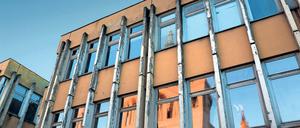 Spieglein, Spieglein. Wie die Potsdamer Mitte aussehen soll, ist umstritten. Am Donnerstag beschäftigt sich das Verwaltungsgericht mit der Frage, ob die Stadt ein Bürgerbegehren gegen den Abriss von Gebäuden aus der DDR-Zeit – wie die Fachhochschule – für rechtlich unzulässig erklären durfte.