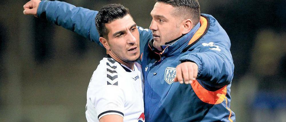 Er nimmt sie nicht in die Arme, sondern in die Pflicht. SVB-Trainer Cem Efe (r.) war alles andere als zufrieden mit Führungsspielern wie Ugurtan Cepni nach der 0:2-Niederlage in der Vorwoche bei Lok Leipzig.