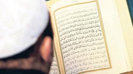 Auf den Versen. In der neuen Moschee, die im Juni in Mitte eröffnet werden soll, sollen auch weibliche Vorbeterinnen und offen homosexuelle Imame das Wort führen dürfen.