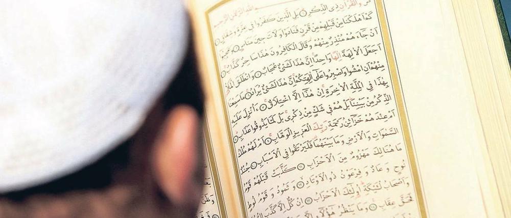 Auf den Versen. In der neuen Moschee, die im Juni in Mitte eröffnet werden soll, sollen auch weibliche Vorbeterinnen und offen homosexuelle Imame das Wort führen dürfen.