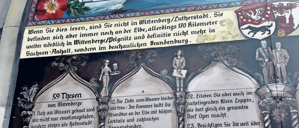 Kleiner Anschlag ohne Luther: 59 Thesen zu Landschaft und Museen sind im nordwestbrandenburgischen Wittenberge im Landkreis Prignitz an der Alten Ölmühle angeschlagen.