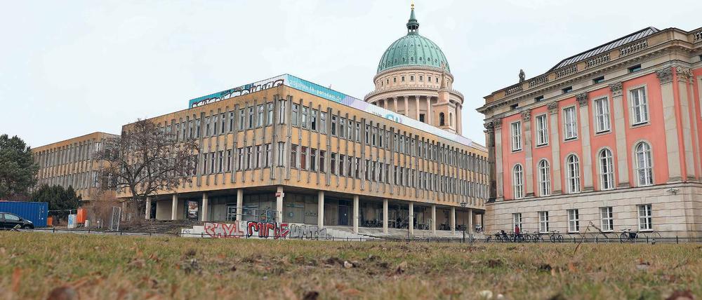 Kann jetzt weg. Nach dem Gerichtsurteil zum Bürgerbegehren steht einem Abriss der alten Fachhochschule (l.) und der Ausschreibung der Grundstücke für eine Neubebauung nichts mehr im Wege. Selbst eine Berufung beim Oberverwaltungsgericht hätte wohl keine aufschiebende Wirkung.