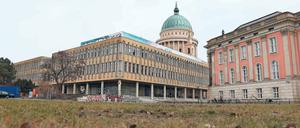 Kann jetzt weg. Nach dem Gerichtsurteil zum Bürgerbegehren steht einem Abriss der alten Fachhochschule (l.) und der Ausschreibung der Grundstücke für eine Neubebauung nichts mehr im Wege. Selbst eine Berufung beim Oberverwaltungsgericht hätte wohl keine aufschiebende Wirkung.