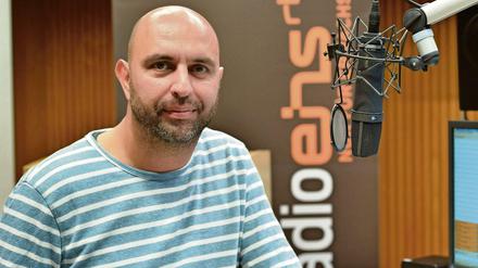 Serdar Somuncu ist seit September 2016 regelmäßig sonntags auf Radioeins zu hören. Seine Sendung »Die Blaue Stunde« läuft jeweils von 16 bis 18 Uhr.