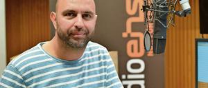 Serdar Somuncu ist seit September 2016 regelmäßig sonntags auf Radioeins zu hören. Seine Sendung »Die Blaue Stunde« läuft jeweils von 16 bis 18 Uhr.