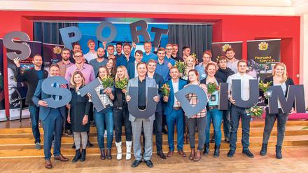 Spitzensportliche Studierende. Vergangene Woche ehrte die Universität Potsdam ihre erfolgreichen Athleten. Darunter die Teilnehmer der Sommerspiele von Rio: Maike Naomi Schnittger, Ronald Rauhe und Ralf Buchheim – Schnittger und Rauhe gewannen Silber und Bronze. Außerdem gingen auf das Konto der Potsdamer Uni 24 Medaillengewinne bei deutschen und europäischen Hochschulmeisterschaften.