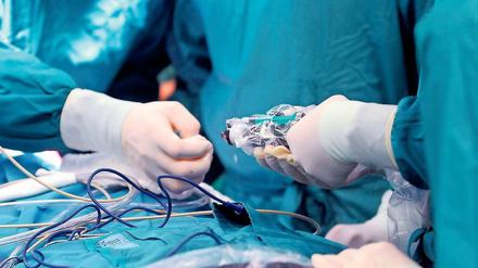 Teure Eingriffe. Potsdams Krankenhäuser müssen wegen des Wachstums der Stadt von Jahr zu Jahr höhere Patientenzahlen bewältigen. Weil es für bestimmte, besonders kostspielige Behandlungen Obergrenzen gibt, bleiben die Kliniken auf den Kosten sitzen, wenn die Fallzahlen über dem Limit liegen.
