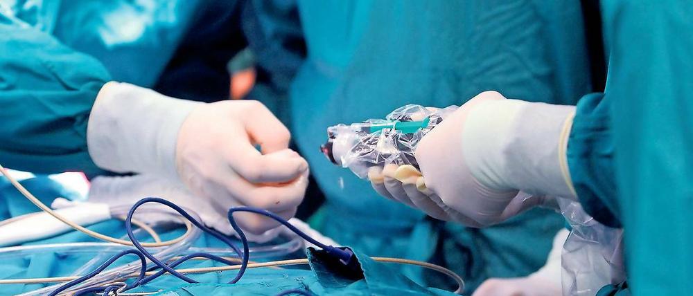 Teure Eingriffe. Potsdams Krankenhäuser müssen wegen des Wachstums der Stadt von Jahr zu Jahr höhere Patientenzahlen bewältigen. Weil es für bestimmte, besonders kostspielige Behandlungen Obergrenzen gibt, bleiben die Kliniken auf den Kosten sitzen, wenn die Fallzahlen über dem Limit liegen.