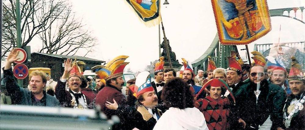 Erster Grenzübergang. Der Potsdamer Karneval Club bei seinem Karnevalsumzug am 11. 11. 1989, der spontan aus der Innenstadt zur Glienicker Brücke, damals noch Grenze zwischen Ost- und Westdeutschland, verlegt worden war. Die Polizisten ließen die Narren ohne weitere Kontrollen passieren.
