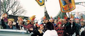 Erster Grenzübergang. Der Potsdamer Karneval Club bei seinem Karnevalsumzug am 11. 11. 1989, der spontan aus der Innenstadt zur Glienicker Brücke, damals noch Grenze zwischen Ost- und Westdeutschland, verlegt worden war. Die Polizisten ließen die Narren ohne weitere Kontrollen passieren.