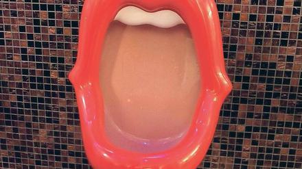 Urinal in Mundform. Die Pissoirs im Club „Pirschheide“ sind umstritten.