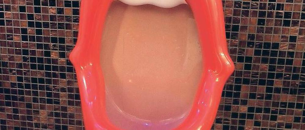 Urinal in Mundform. Die Pissoirs im Club „Pirschheide“ sind umstritten.