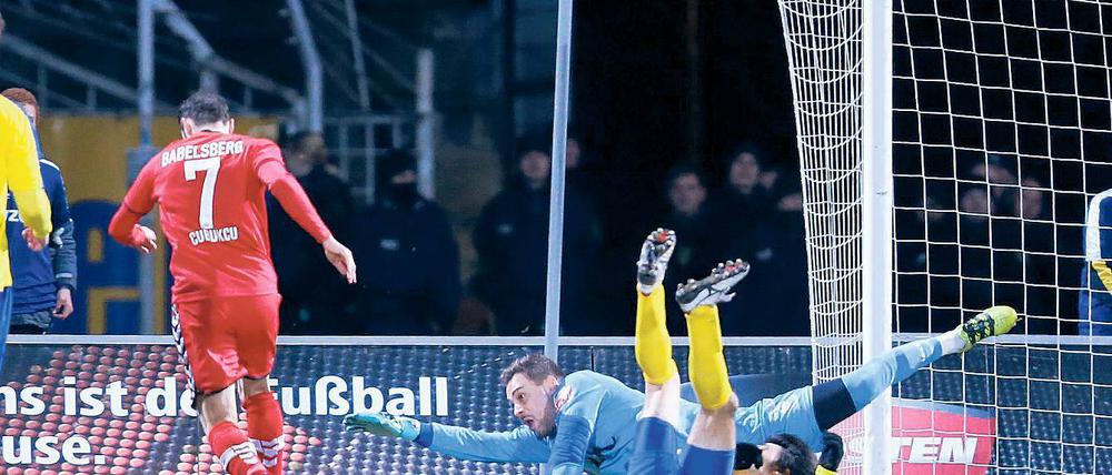 Da war sie, die Chance zum 1:1-Ausgleich. Lok-Torhüter Levesqu-Latendresse war schon umspielt, doch Bilal Cubukcu traf nur den Pfosten.