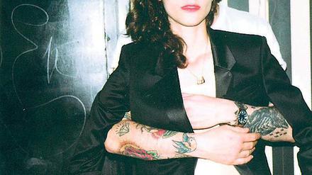 Neue Gesten. Das hätte man sich in den zwanziger Jahren in „Die Dame“ nicht getraut. Heute gehören solche Modefotos in jedes progressive Magazin.