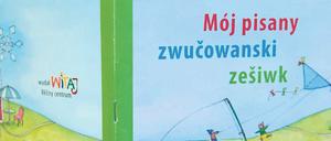 Sprache lernen. Kinder der Sorbischen Kindertagesstätte „Jan Radyserb-Wjela“ schauen in Bautzen in ein Vorschulheft in sorbischer Sprache.