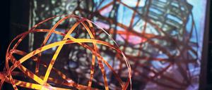 Bewegte Welt. Die sich drehende Weltkugel stand zwischen Beamer und Leinwand und sorgte so für stets wechselnde Weltblicke. Auf der Leinwand wurde es auch kritisch.