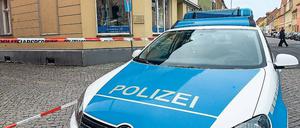 Nach dem Überfall: Die Polizei untersuchte den Tatort, die Täter entkamen.