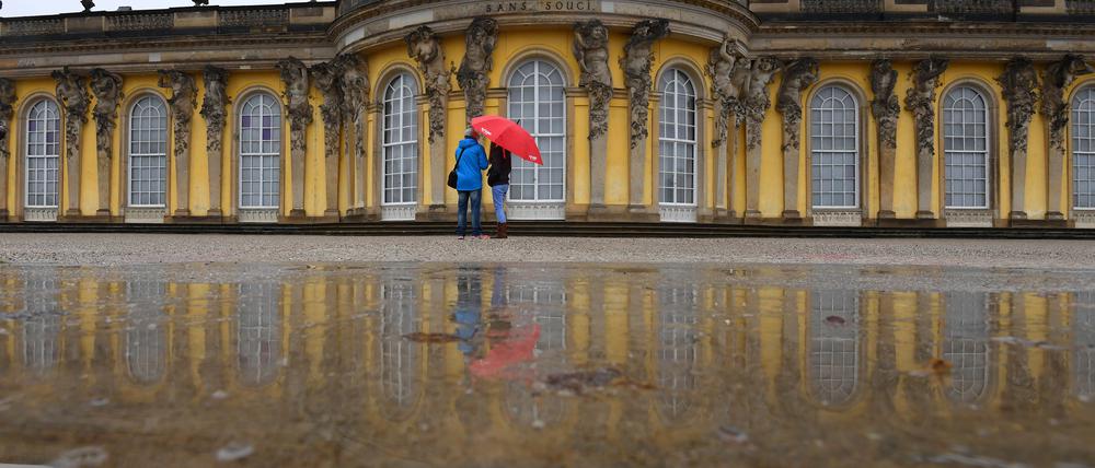 Potsdams Schlösser und Gärten ziehen viele Touristen an - sogar bei Regenwetter.