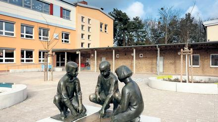 Trotz Erweiterung zu klein? Die Zille-Schule wurde in den vergangenen Jahren bereits aufgestockt, trotzdem fehlen Elternvertretern zufolge noch mehrere Räume. Einer Untersuchung zufolge könnte der Säulengang am Schulhof zu sechs neuen Klassenräumen umgebaut werden.