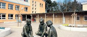 Trotz Erweiterung zu klein? Die Zille-Schule wurde in den vergangenen Jahren bereits aufgestockt, trotzdem fehlen Elternvertretern zufolge noch mehrere Räume. Einer Untersuchung zufolge könnte der Säulengang am Schulhof zu sechs neuen Klassenräumen umgebaut werden.