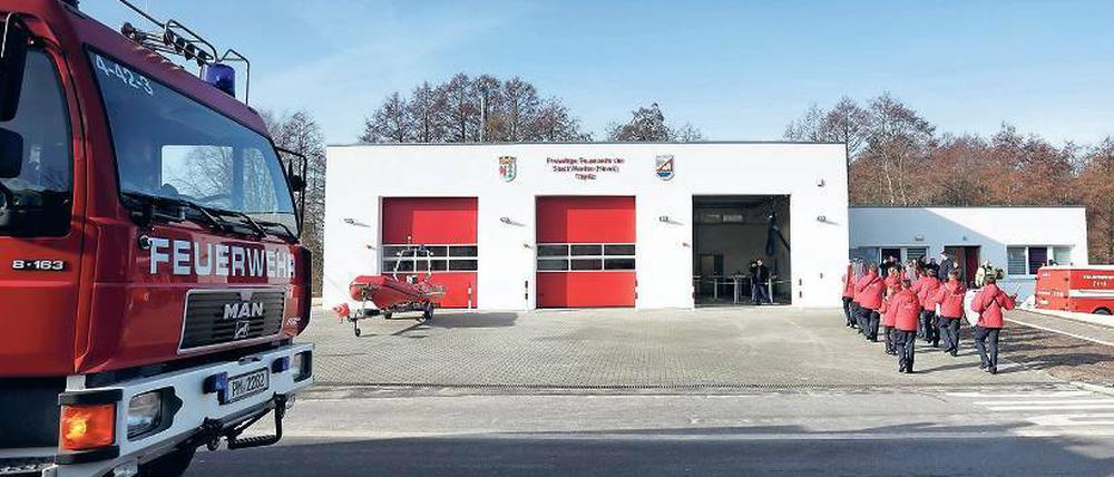 Eingeweiht. Der Spielmannszug führte die Kameraden zum Depot.