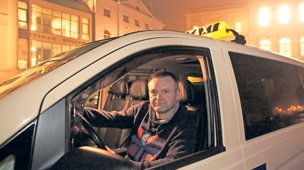 Seit 15 Jahren fährt Mike Schröder in Potsdam Taxi, die längste Zeit als Angestellter. Erst im vergangenen Sommer klappte es mit der eigenen Konzession. An diesem Abend geht es zunächst nach Rehbrücke.