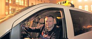 Seit 15 Jahren fährt Mike Schröder in Potsdam Taxi, die längste Zeit als Angestellter. Erst im vergangenen Sommer klappte es mit der eigenen Konzession. An diesem Abend geht es zunächst nach Rehbrücke.