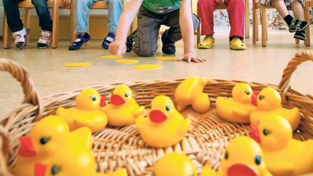 Unterbesetzt. Potsdamer Kitaträger haben immer wieder den ungenügenden Betreuungsschlüssel an ihren von Stadt und Land finanzierten Einrichtungen kritisiert. Die Zustände gingen zulasten der Kinder und Erzieher. Für Förderung gebe es nicht mehr die nötige Zeit, die zu betreuenden Gruppen seien zu groß. Zugleich sei das Personal überlastet, das führe zu Erkrankungen, so die Kritik der Träger. Doch das Land will keine höheren Zuschüsse an Potsdam zahlen.