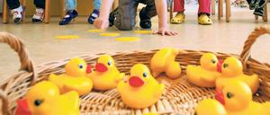 Unterbesetzt. Potsdamer Kitaträger haben immer wieder den ungenügenden Betreuungsschlüssel an ihren von Stadt und Land finanzierten Einrichtungen kritisiert. Die Zustände gingen zulasten der Kinder und Erzieher. Für Förderung gebe es nicht mehr die nötige Zeit, die zu betreuenden Gruppen seien zu groß. Zugleich sei das Personal überlastet, das führe zu Erkrankungen, so die Kritik der Träger. Doch das Land will keine höheren Zuschüsse an Potsdam zahlen.