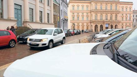 Falschparker. Der Alte Markt wurde mit Eröffnung des Museum Barberini verstärkt als Parkplatz genutzt, an manchen Tagen verteilt das Ordnungsamt bis zu 80 Knöllchen. Jetzt wurde ein großes Parkverbots-Schild an der Zufahrt aufgestellt.