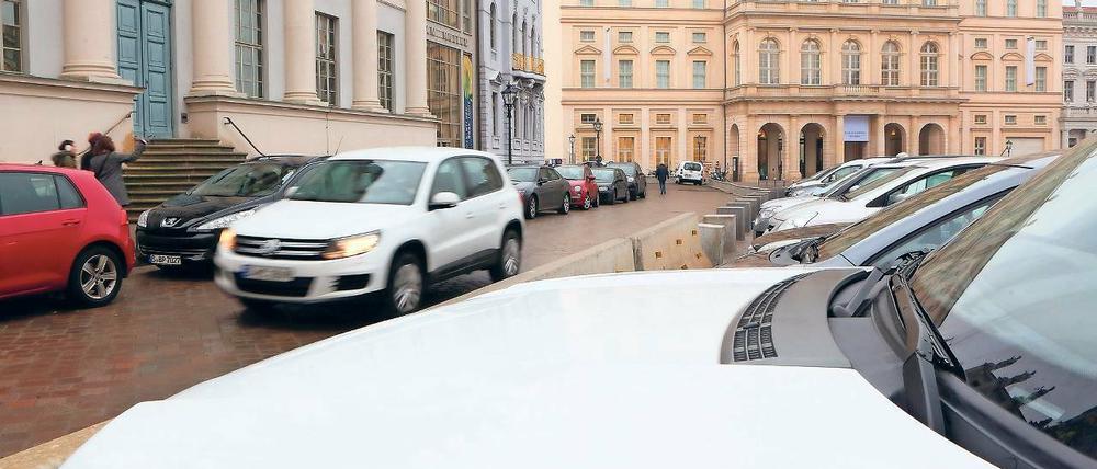 Falschparker. Der Alte Markt wurde mit Eröffnung des Museum Barberini verstärkt als Parkplatz genutzt, an manchen Tagen verteilt das Ordnungsamt bis zu 80 Knöllchen. Jetzt wurde ein großes Parkverbots-Schild an der Zufahrt aufgestellt.