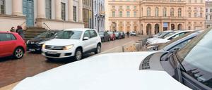 Falschparker. Der Alte Markt wurde mit Eröffnung des Museum Barberini verstärkt als Parkplatz genutzt, an manchen Tagen verteilt das Ordnungsamt bis zu 80 Knöllchen. Jetzt wurde ein großes Parkverbots-Schild an der Zufahrt aufgestellt.