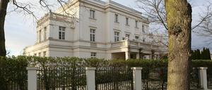 Das Haus hat eine bewegte Geschichte. 1908 wurde sie errichtet, die Eigentümer wechselten. Für Modedesigner Wolfgang Joop und seinen Lebensgefährten Edwin Lemberg war sie nach dessen Aussagen mittlerweile zu groß.