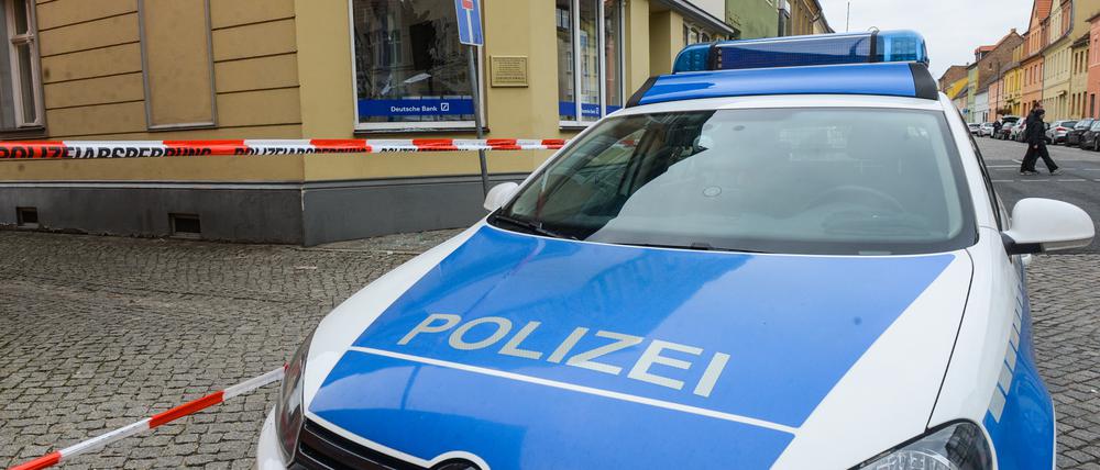 In dieser Bankfiliale in Jüterbog ist ein Geldautomat gesprengt worden.