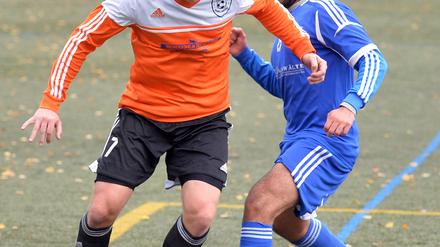 Der Ball rollt wieder. Am Samstag startet die Rückrunde auf Landesebene. Dann warten auch wieder viele prickelnde Derbys auf die Vereine aus Potsdam und Umgebung. Hier duellieren sich Tobias Krüger von Fortuna Babelsberg (l.) und Potsdamer-Kickers-Akteur Thabit Hassan Haqi.