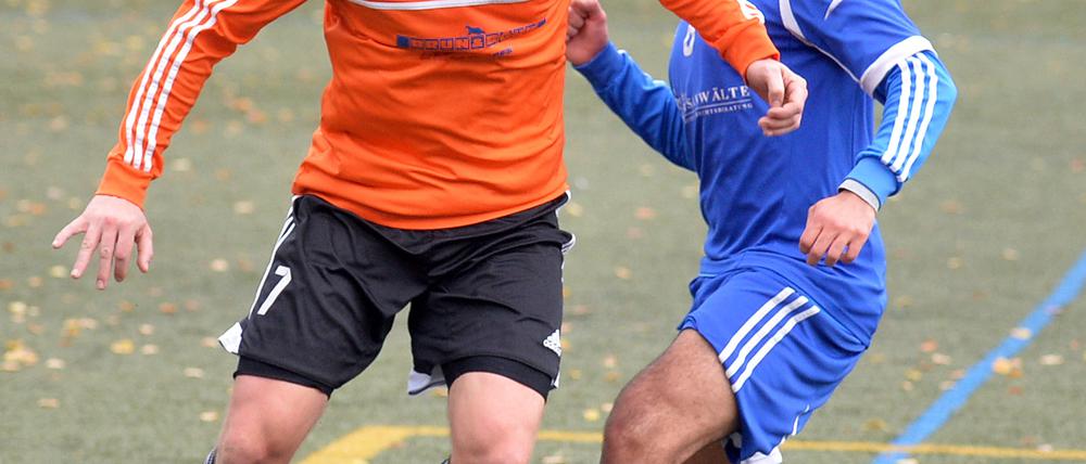 Der Ball rollt wieder. Am Samstag startet die Rückrunde auf Landesebene. Dann warten auch wieder viele prickelnde Derbys auf die Vereine aus Potsdam und Umgebung. Hier duellieren sich Tobias Krüger von Fortuna Babelsberg (l.) und Potsdamer-Kickers-Akteur Thabit Hassan Haqi.