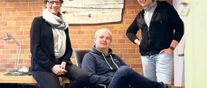 Drei hier, zwei dort. Martina Berger, Paulo Ruhrländer und Tobias Lohse (v.l.) arbeiten in ihrem „Startbüro“ in der Marlene-Dietrich-Halle auf dem Gelände von Studio Babelsberg, die Kollegen Jean David Herld und Jannis Funk sitzen in London beziehungsweise Los Angeles.