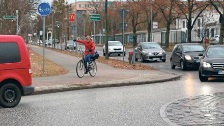 Immer wieder brenzlig. In der Oderstraße leben Radfahrer gefährlich. Vor allem beim Abbiegen von Pkw über den Radweg kommt es immer wieder zu Unfällen.