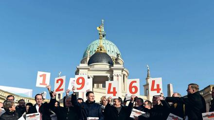 Die Volksinitiative "Bürgernähe erhalten, Kreisreform stoppen" hat nach eigenen Angaben 129.464 Unterschriften gesammelt.